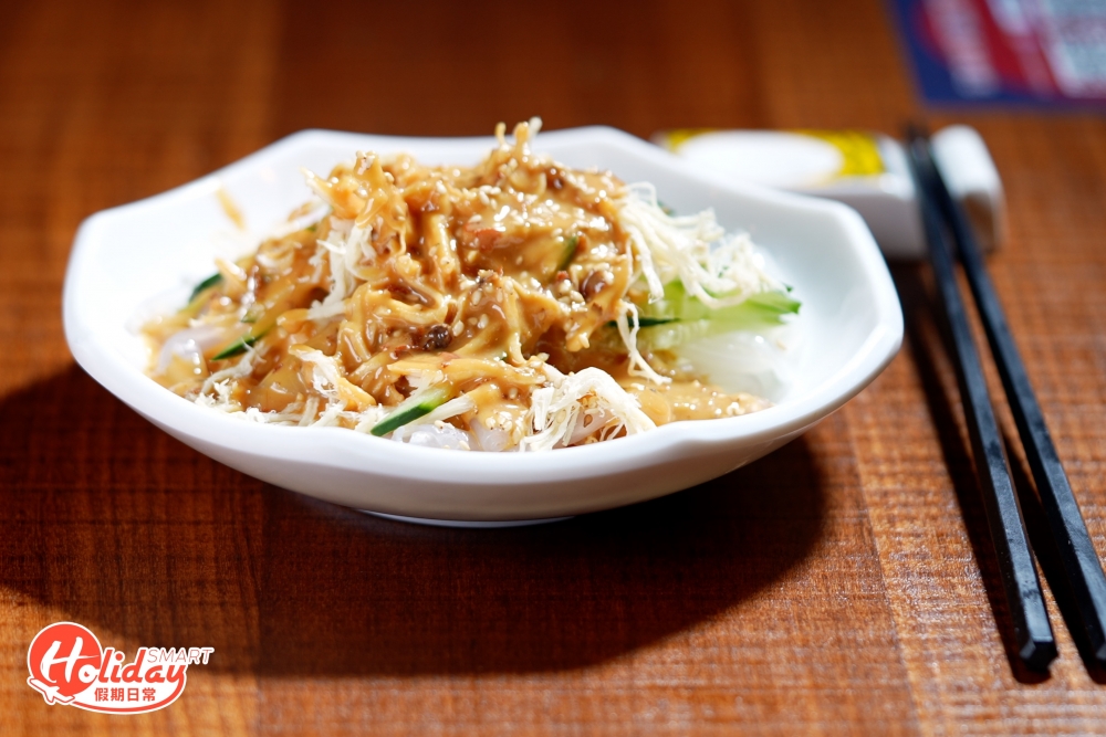 後者則適合想食川菜但又不嗜辣的人，滑溜的粉皮拌勻青瓜絲、雞絲和麻醬後食夠濃郁惹味。