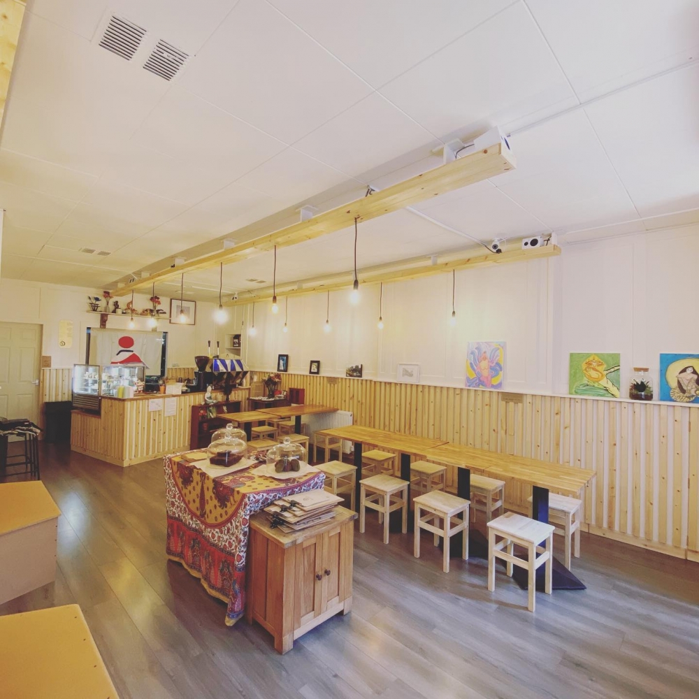 旮旯英國店比香港店大足足4倍,座位較闊落,店內裝潢以簡約日系為主。