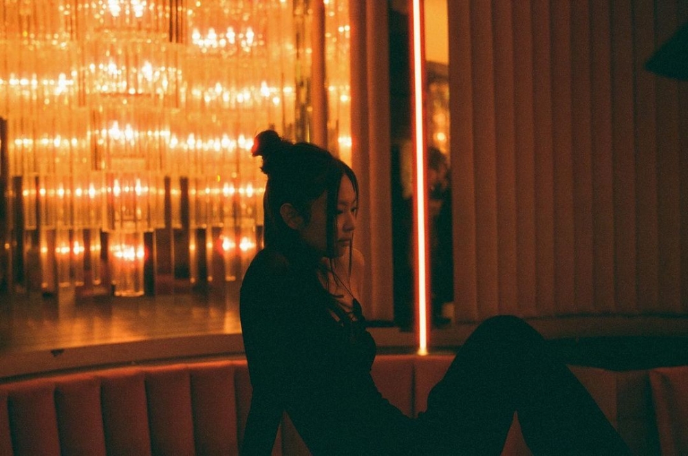 HBO美劇 《The Idol》釋出首個預告，不但見到Jennie亮相，官方之後更公開其劇照~