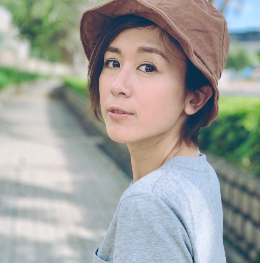 唐寧已經係兩孩之母，離婚後獨力撫養一對子女