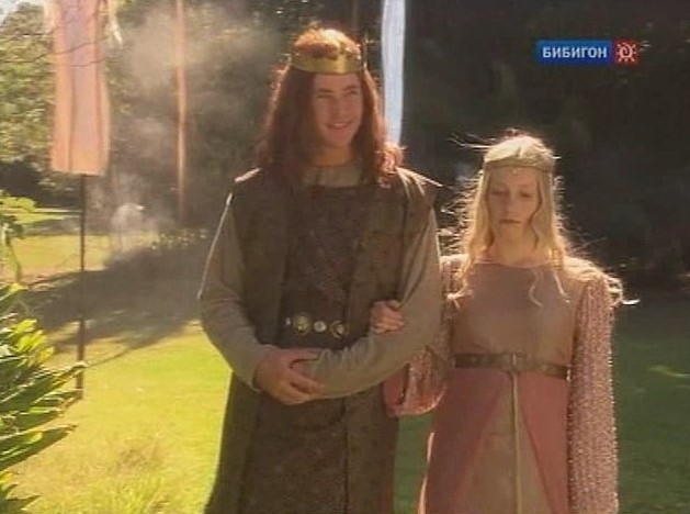 Chris Hemsworth於2002年以澳洲奇幻影集《Guinevere Jones》出道，飾演亞瑟王，一身古裝造型看起來有點搞笑。