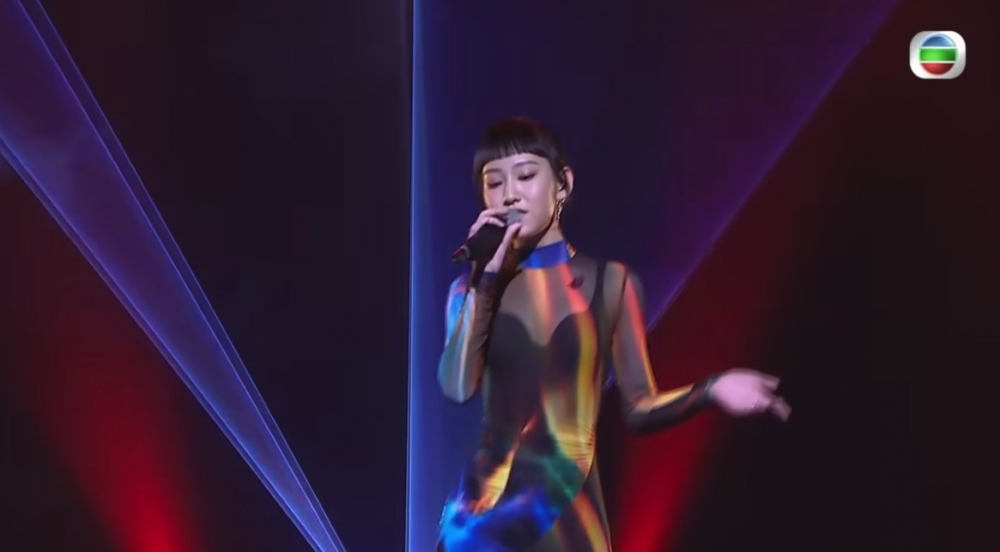 佢唔單止開場同劉德華合唱、表演懷舊金曲，仲要演唱埋自己嘅歌曲