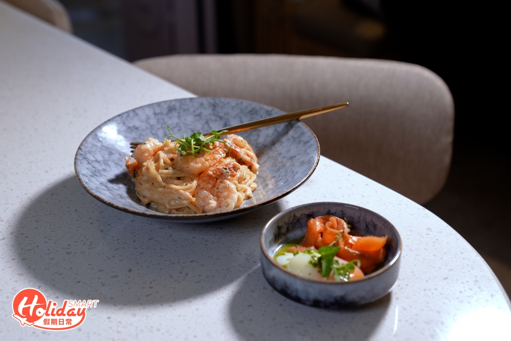 平日或假日均供應2道菜或3道菜的午市套餐、早午餐等,價錢由$118起,套餐包括前菜或餐湯,可以按喜好自由配搭前菜、主菜和甜品,主食有紅酒燴牛肉扁意粉、明太子忌廉大蝦扁意粉、烤雞漢堡及慢煮牛胸腹等多款選擇。
