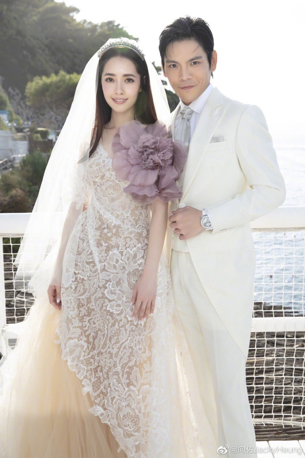 點知內地狗仔「江小宴」卻爆出「向佐約會美女,同回男方婚房超親密」,事後向太回應指:「亂講!這是他一個大姐姐。」