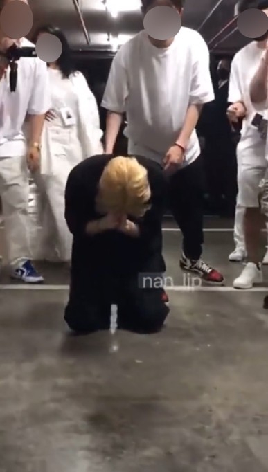 Jackson行跪拜禮足足15秒