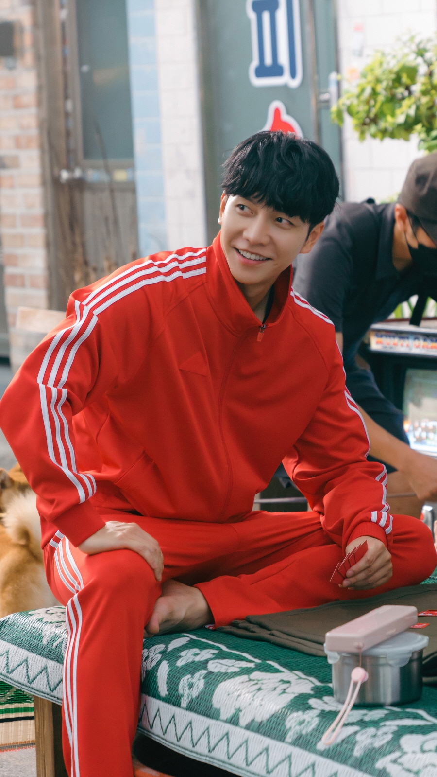 李昇基飾演有怪物天才稱號的前檢察官，現時是網絡漫畫作家兼建築業主。