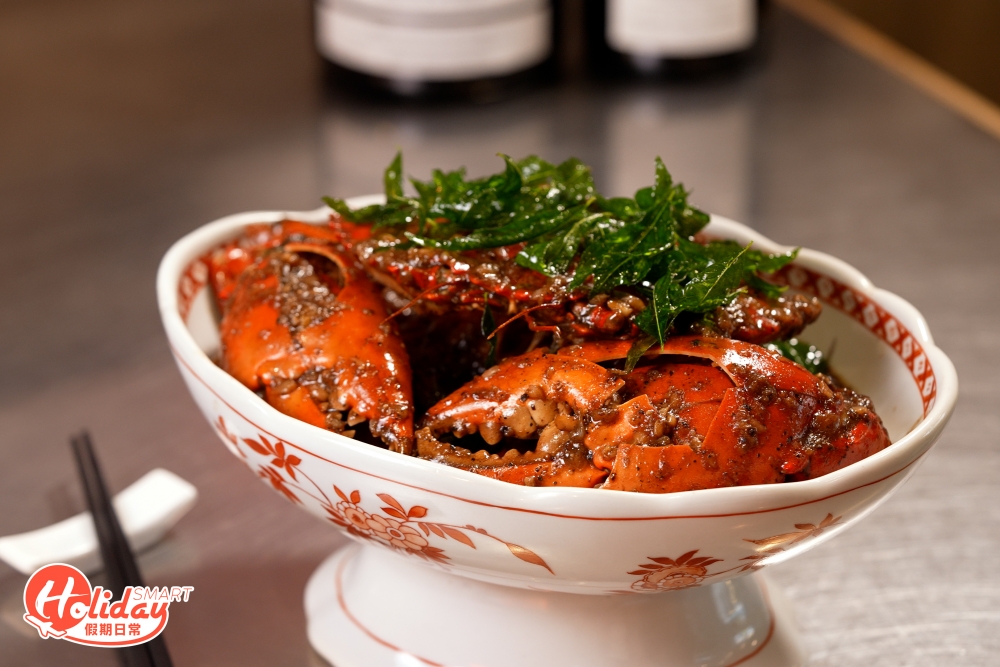 招牌胡椒炒辣蟹，做法跟足新加坡籍老闆的家傳食譜，用上新鮮肉蟹，加入少見的沙勞越胡椒乾、越南膏蟹、牛油等炒製而成，鑊氣十足，辣味帶勁，入味非常。