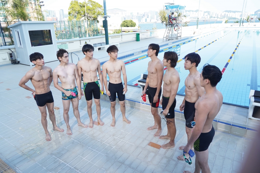 瘋狂增肥操肌的王智騫，與其他男演員站在一起，超Fit身材仍然相當搶眼！