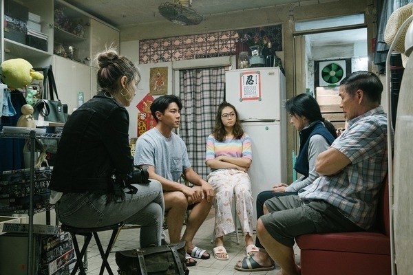 內地網友指香港好多人都要全屋五六個人逼喺好細嘅屋生活。