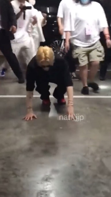 Jackson向守候多時嘅粉絲行跪拜禮。