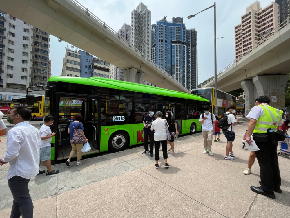 車長會在情況許可下提早讓乘客上車,以縮減在室外候車的時間。