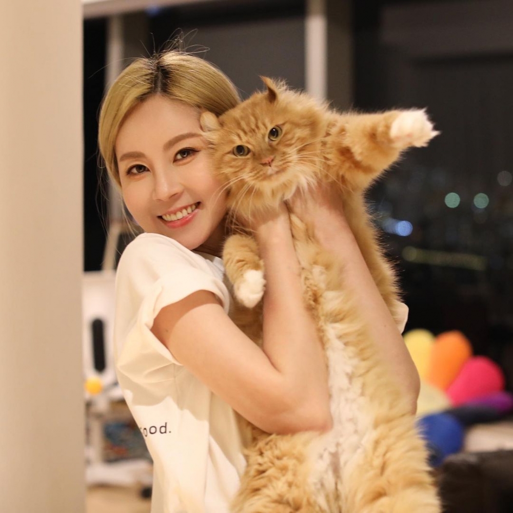 喺內地發展咗一段時間嘅Theresa近年回港，妝容髮型亦一度引起熱議