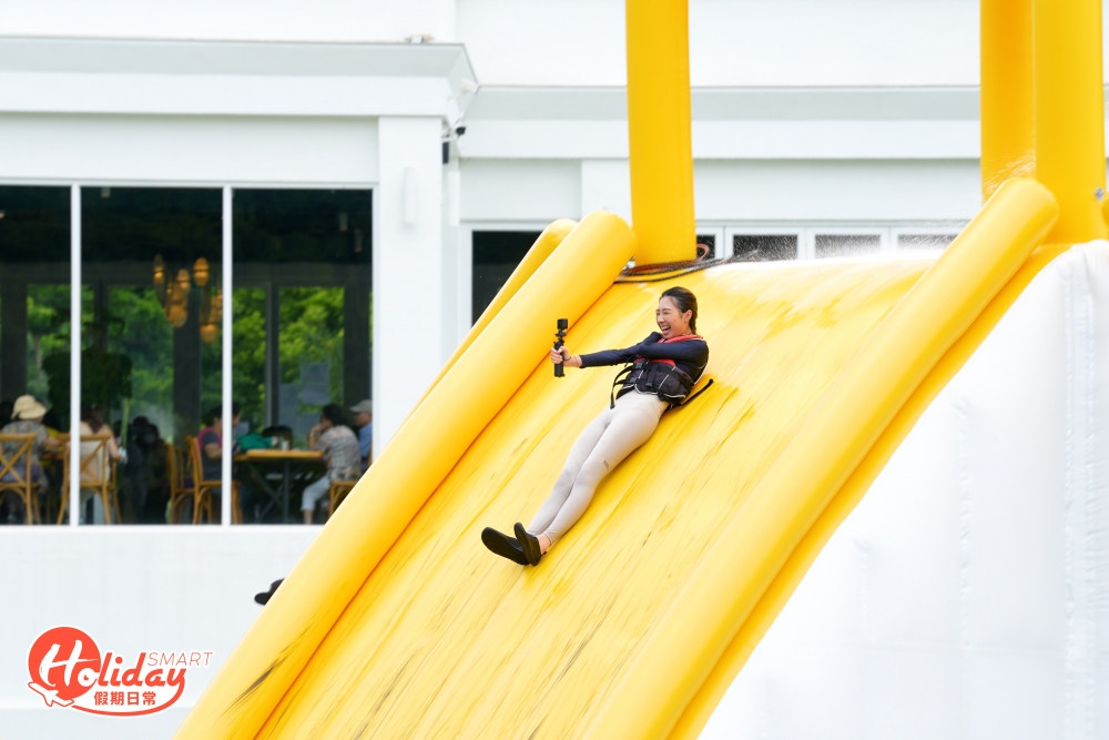 今年雖然沒有去年的賣點之一10米高的三色滑梯，不過就設有6米高的滑水梯，位於「炮彈飛人」的另一邊，相對偏向合家歡程度，雖然只是6米高，但其實是條近乎垂直滑水梯，上到最頂望下去，對於畏高的人而高的確有點驚，而滑下去當刻都有些少強勁離心力，雖然刺激度明顯會較「炮彈飛人」低，但仍相當考驗膽量。