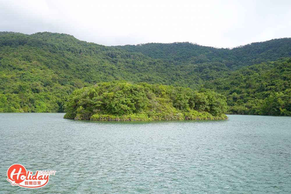 在陽光照射下，更有機會在水塘看到天空之鏡，水塘中央的小島也是一大特色，感覺似足一粒綠蛋在水塘中央。