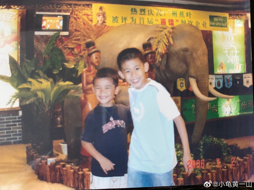 黃一山與太太育有兩子，近日佢喺微博晒出多張照片，表示細仔黃頌匡終於大學畢業