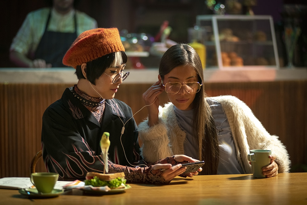 用戶在出行期間可透過手機、平板電腦或手提電腦等流動裝置使用Netflix服務，不會受到任何影響~