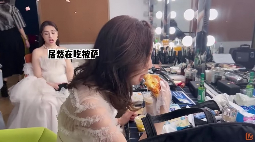 節目花絮中阿Sa曾喺化妝間食pizza