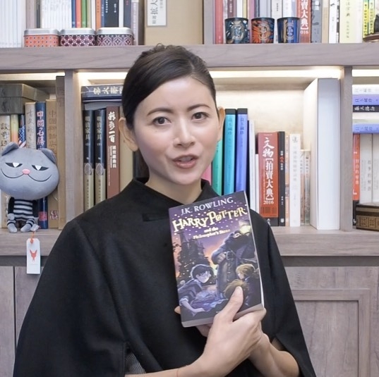 現年50歲嘅陳霽平依然單身，但外型算保養得唔錯，不時喺IG分享英文書！