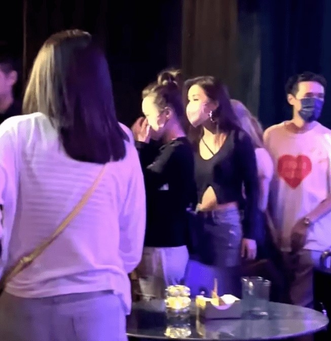 最近有內地網民就影到Twins現身酒吧