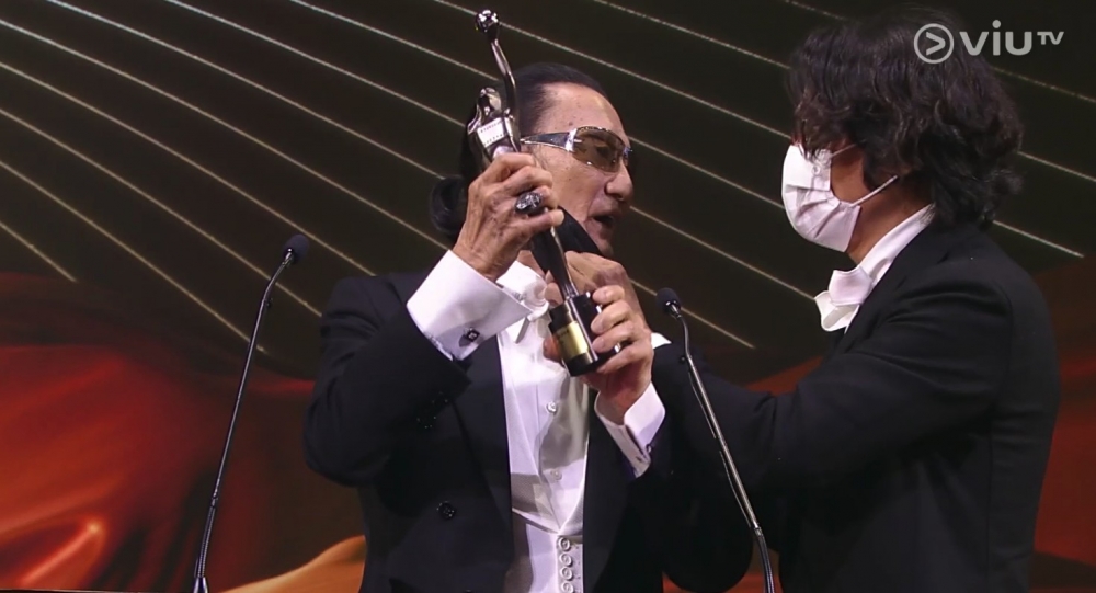 謝賢講感言期間，林家棟多次為對方拉上口罩，指醫生叮囑要戴口罩。