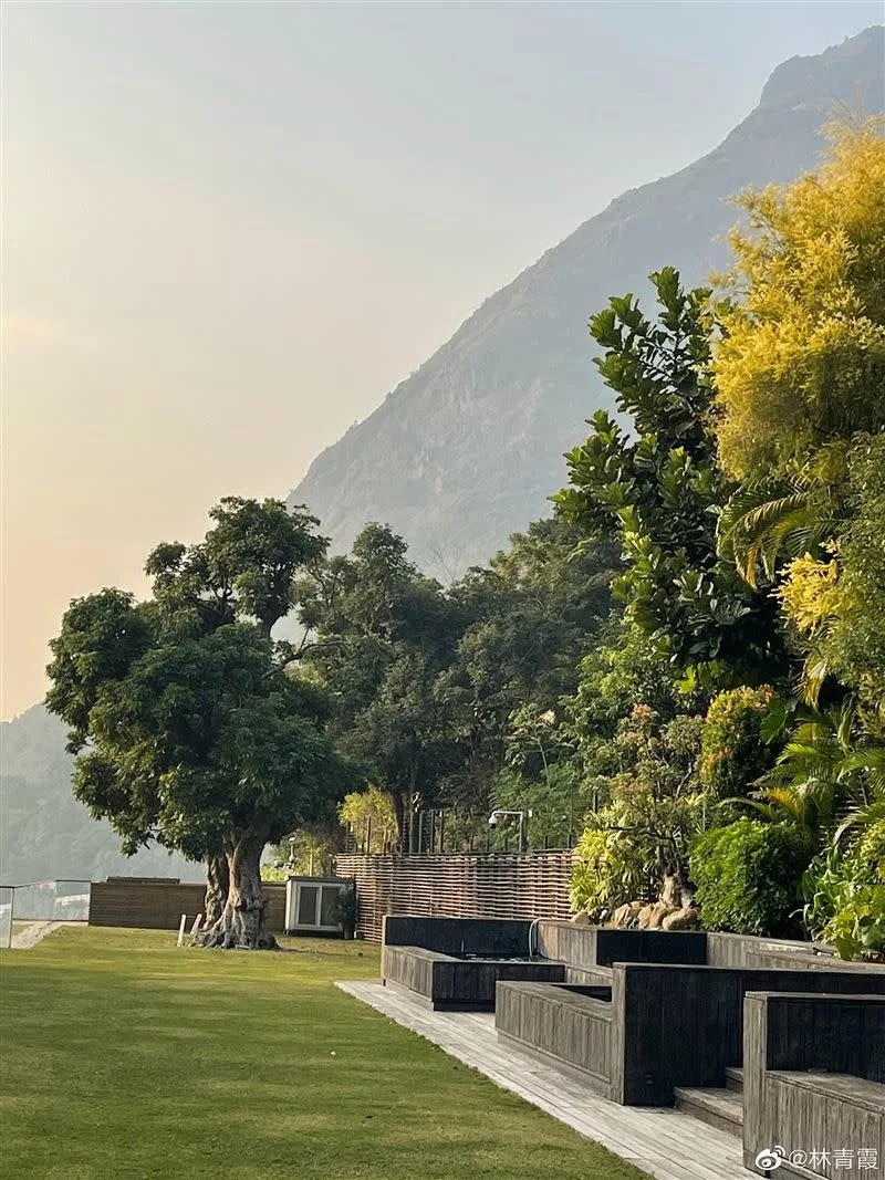 從林青霞拍攝嘅照片可見，後院空間極為廣闊，而且一片青聰，仲可望到綠油油嘅山景