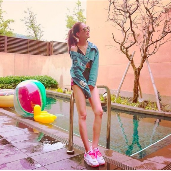 昆凌喺泳池邊拍嘅長腿照，被發現P過圖？！