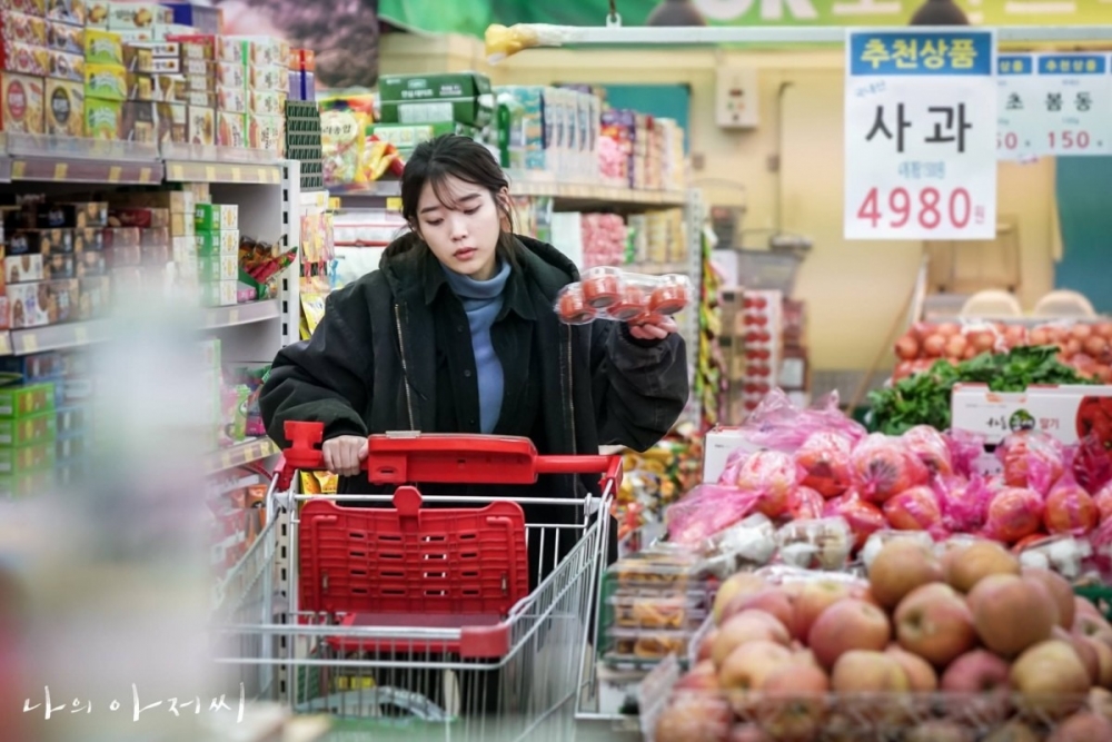 有網友發文分享與家人喺超級市場排隊畀錢嘅時候遇到阿婆插隊嘅經歷