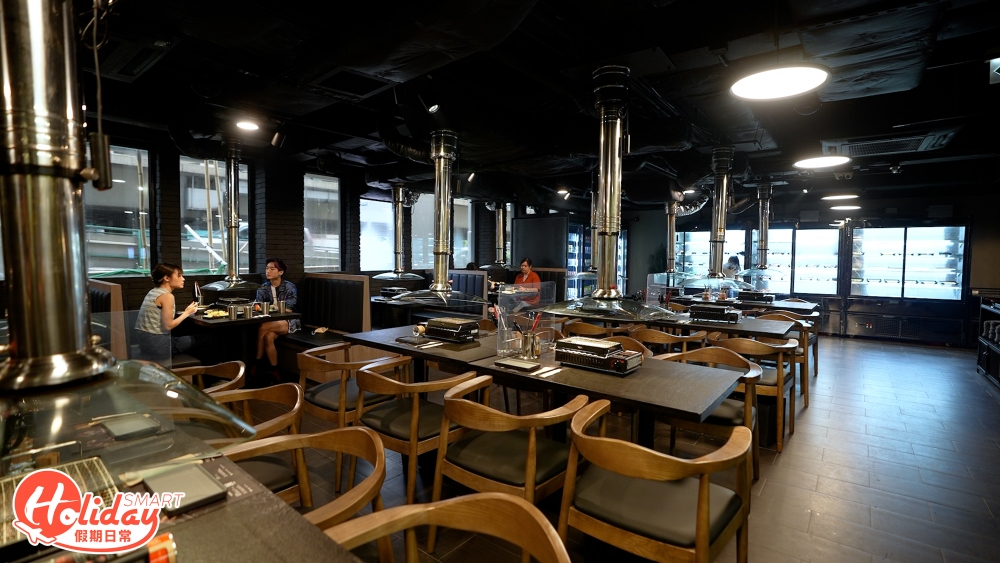 環境乾淨衛生，每個座位都配置一個抽油煙機，燒完就不怕衣物「臭崩崩」！