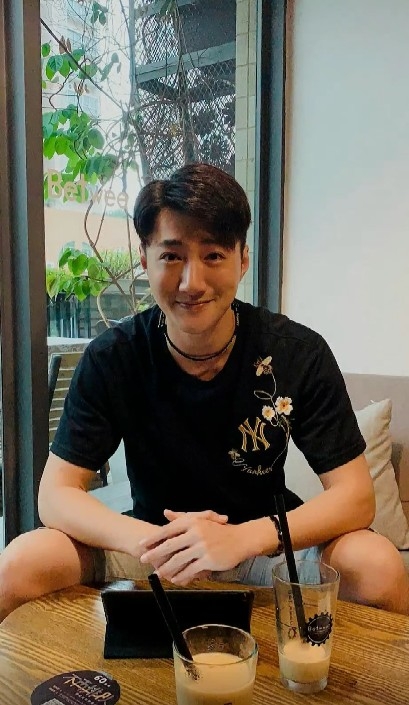 2014年，離巢後嘅蔡淇俊北上開米線店，生意發展得唔錯～