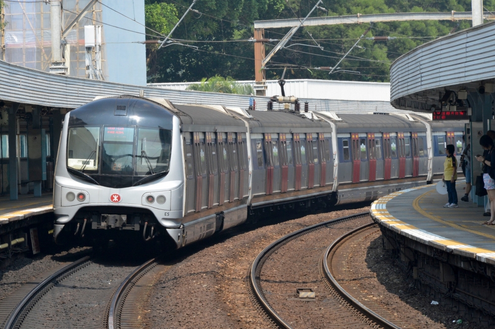 港鐵中期翻新列車(俗稱「烏蠅頭」)服務港人40年,於5月6日正式退役