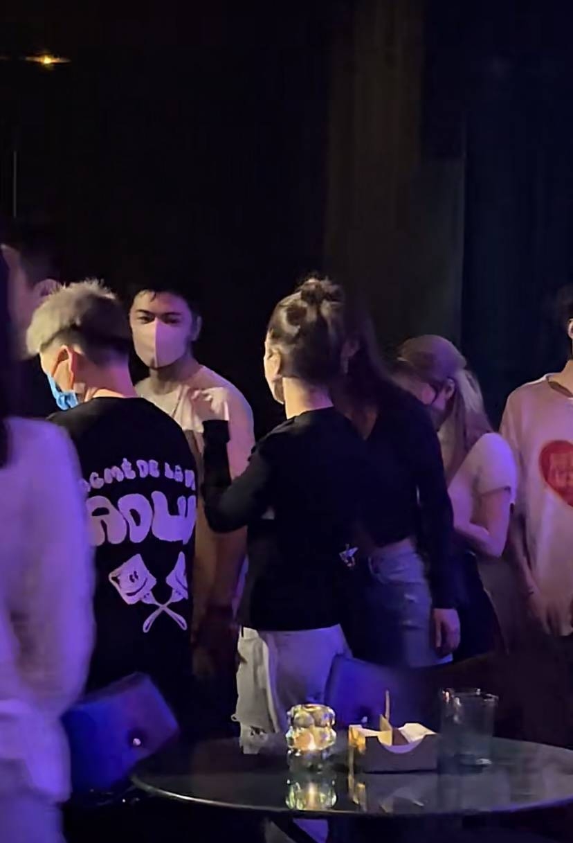 該名男子嘅身份惹起唔少猜測