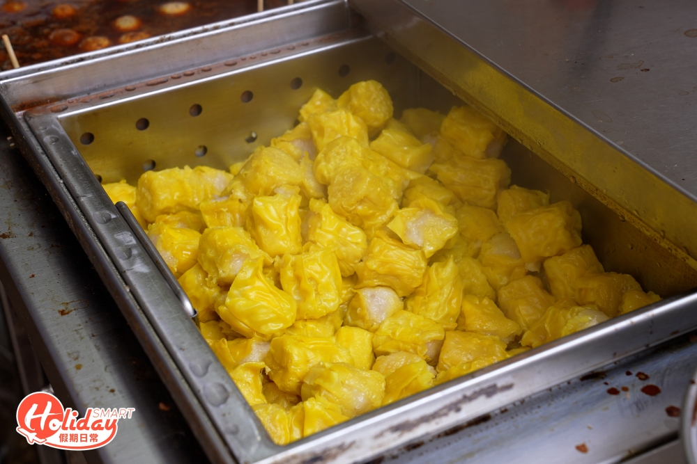 燒賣用上本地品牌金龍燒賣，經典魚肉燒賣外皮鮮黃有光澤。