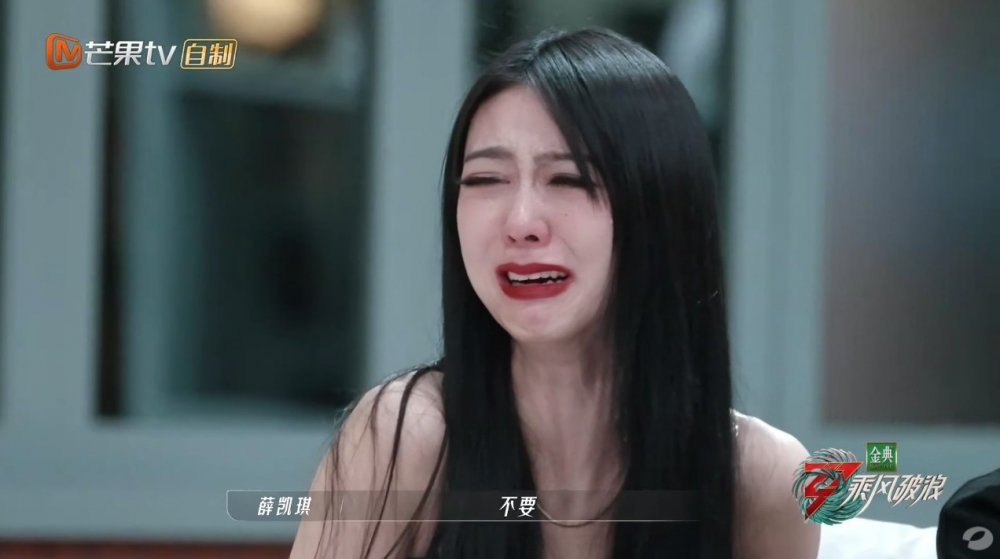 Fiona嘅組員都安慰佢,叫佢唔好喊。