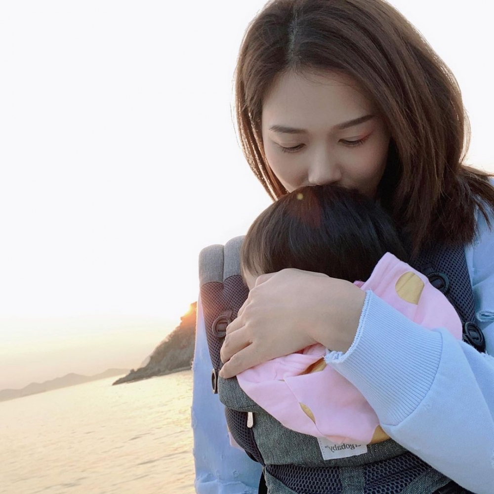 2019年楊秀惠與圈外男友葉世揚結婚,二人育有2名女兒