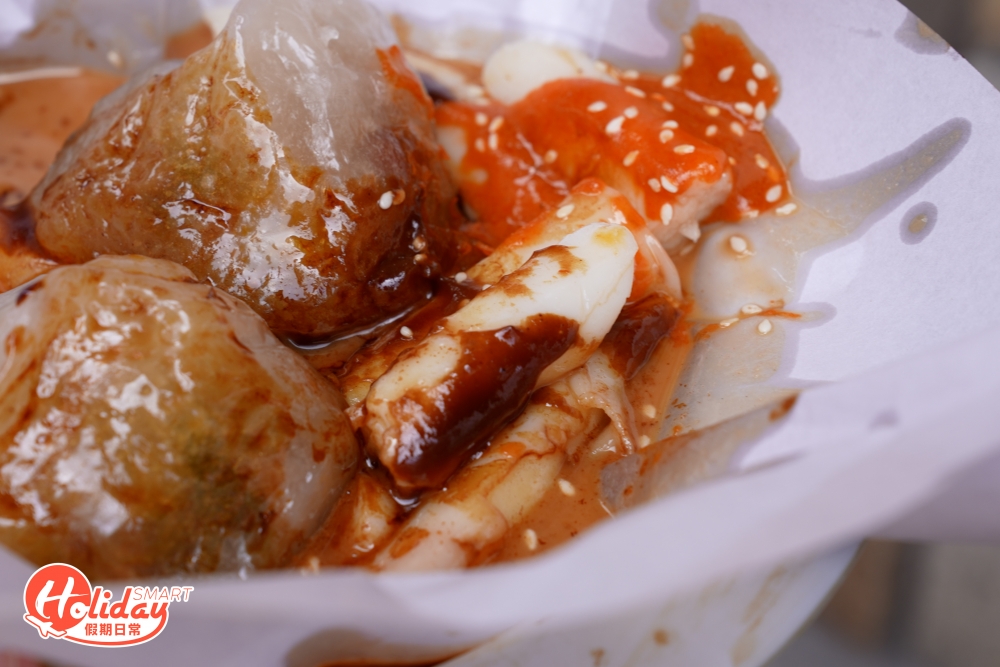 腸粉蒸得通透，老闆下醬毫不吝啬，猛加甜醬、麻醬、豉油及辣醬，每條腸粉被混醬包得滿滿。