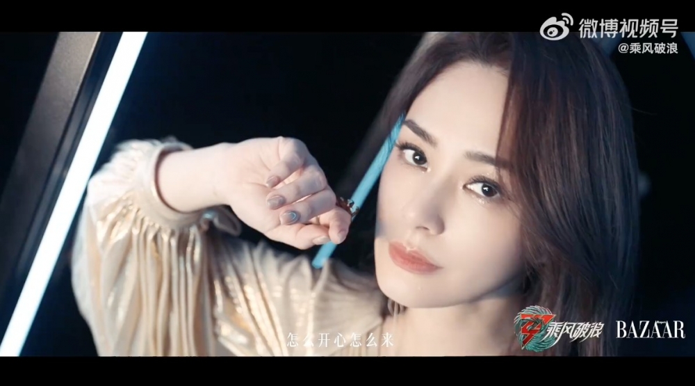 有人指阿嬌即使戴咗口罩仍然難掩星味,先會引嚟男子痴痴凝望,大讚阿嬌魅力沒法擋!