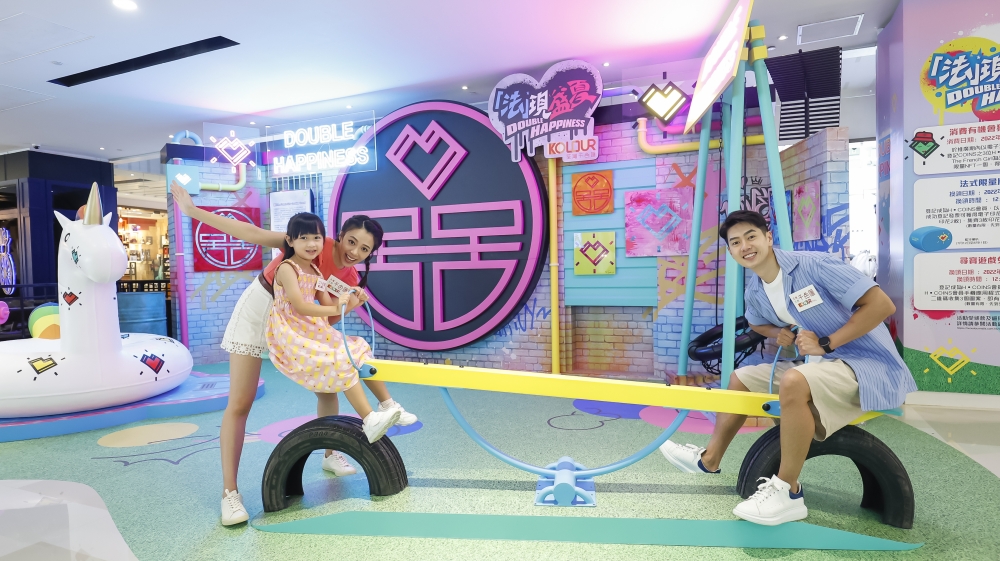 有遊樂園常見嘅人氣設施，如鞦韆、搖搖板等打卡位，色彩繽紛，充滿法式街頭塗鴉感！