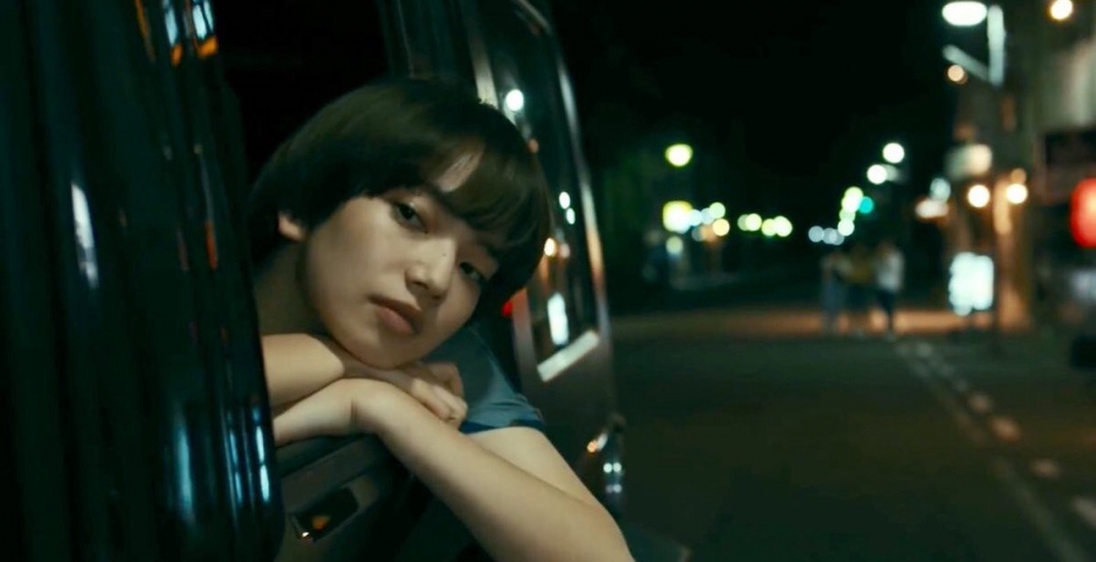 家人不允許事主自行上學放學。