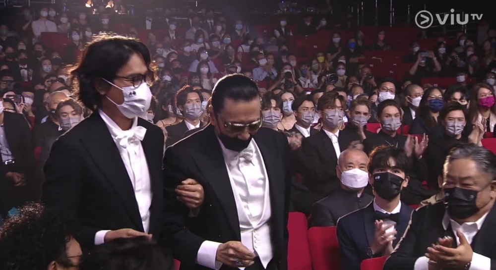喺謝賢獲得影帝嘅時候，坐喺身旁嘅林家棟在旁扶住對方，陪伴佢上台
