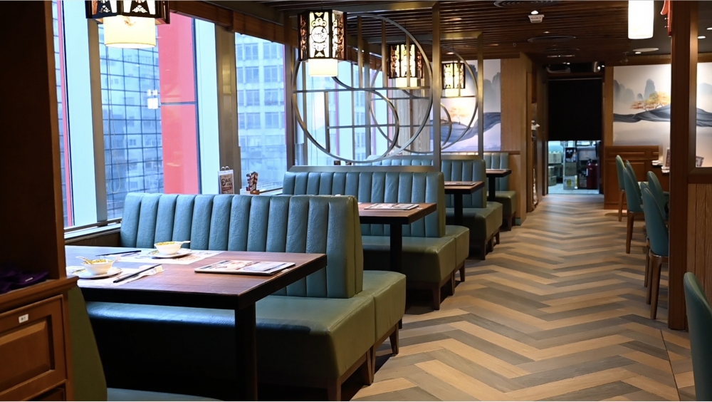 川菜館「麻辣風雲」於2020年開業，由ToNick主音恆仔及其他股東一起開設，廚房則由擁有超過30年經驗、曾於五星級酒店擔任中菜廳主管的川菜主廚東哥打理，於荃灣開店不久即以秘製酸菜魚打響名堂，最近餐廳更踩入旺角開首間旗艦店，新店佔地超過6,000呎，空間感十足，裝修亦別具心思，以中式古典建築元素為主題，並設有六角涼亭座位、雕花屏風、鏤空宮燈等打卡位。