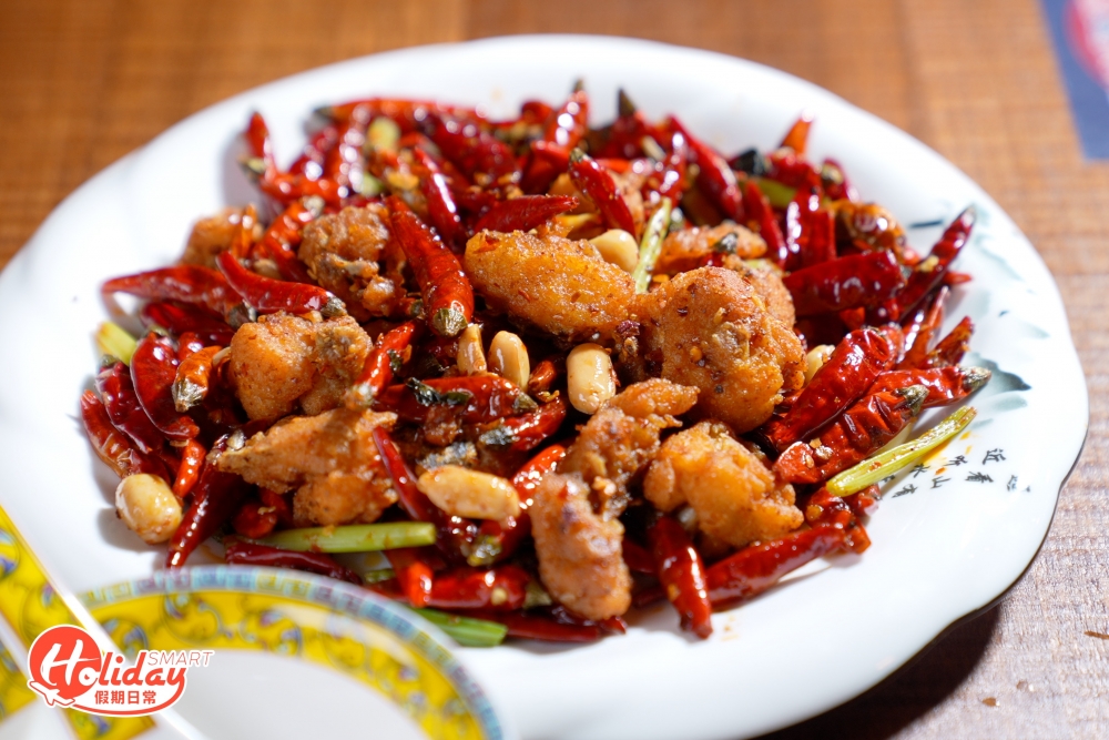 餐廳提供多款惹味小菜選擇，包括水煮魚、自選麻辣干鍋、香辣蟹及川味炒大蜆等，而一場來食川菜又怎能不吃辣，無辣不歡一定要試辣子雞，選用來自四川的香料，加入大量辣椒，炒得夠鑊氣，每件雞件亦夠入味不乾身柴口。