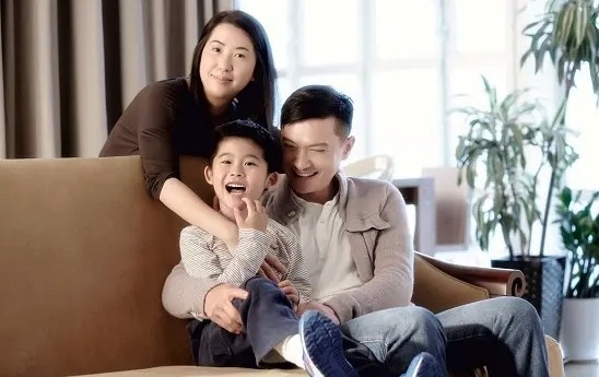 而陳錦鴻仲話同兒子每日都會聽國歌!(圖為一家三口為協康會拍攝嘅廣告)