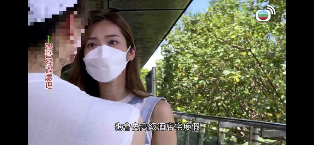 翻查男士社交媒體嘅照片,發現對方經常都就食貴價食品及去高級酒店Staycation