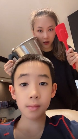而現年9歲嘅Jasper長大咗好多,樣貌比以前成熟,越來越似爸爸!