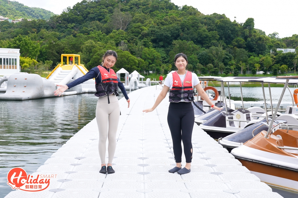 水上競技場可謂全場的重頭戲，3萬呎的場地內有各種講求攀爬、跳躍、平衡力等的挑戰關卡，下水前需要穿著救生衣及自備水陸兩用鞋，而在正式開始前，場地職員亦會簡單講解安全注意事項，玩樂過程中亦會從旁協助，所以即使不懂游水都不需要擔心。