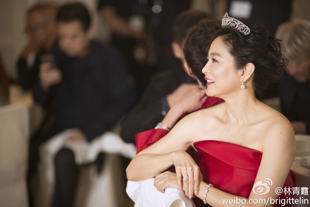 喺60歲生日宴會上，林青霞配戴珍藏嘅Cartier皇冠現身