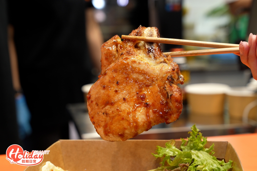 豬排夠巨型，更特意加入鮮橙汁烹煮，令豬排口感更鬆軟，兩款飯食亦會配搭即叫即炸的蘭王蛋，蛋邊會炸至微燶的狀態，刺穿蛋黃再拌勻白飯同食啖啖滿足！