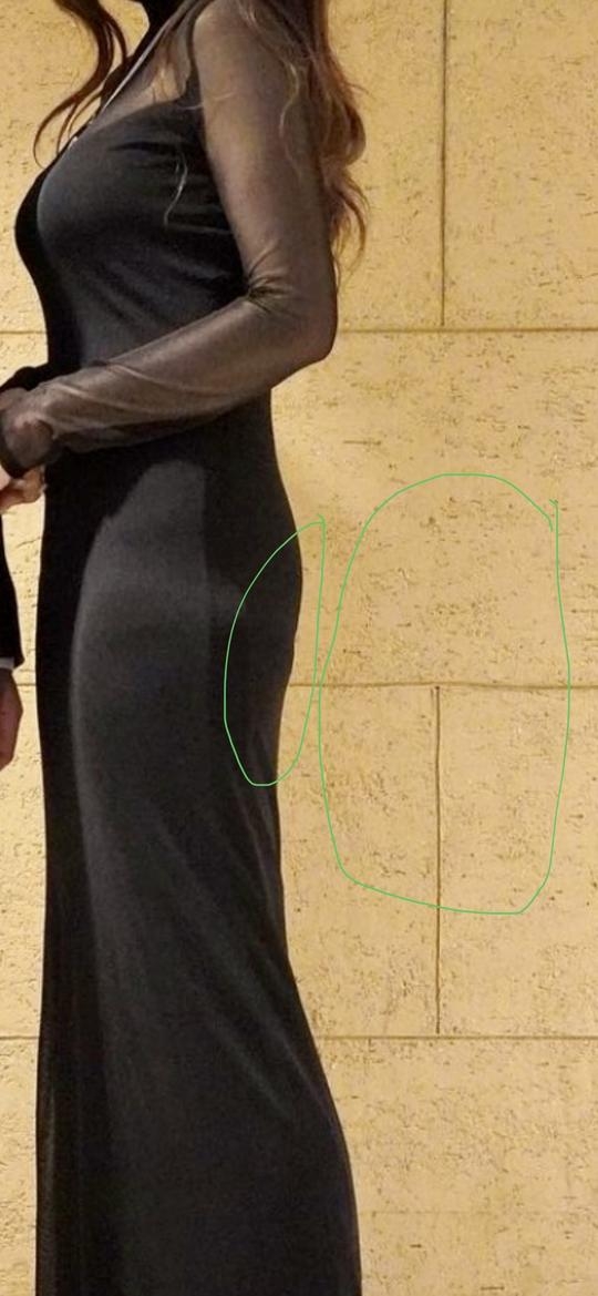 有網民就發現謝安琪今次都好似有P圖，因為佢後邊嘅牆身似乎歪歪地？！