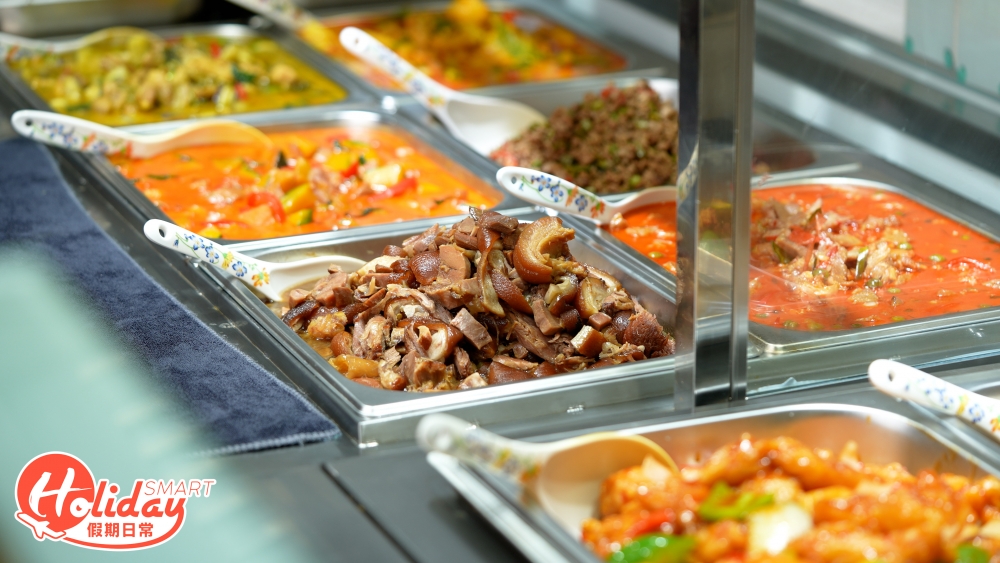 而記者推介泰式香葉肉碎和豬手，肉碎味道酸辣清新，豬手肥嫩多汁，兩款伴飯也一流！