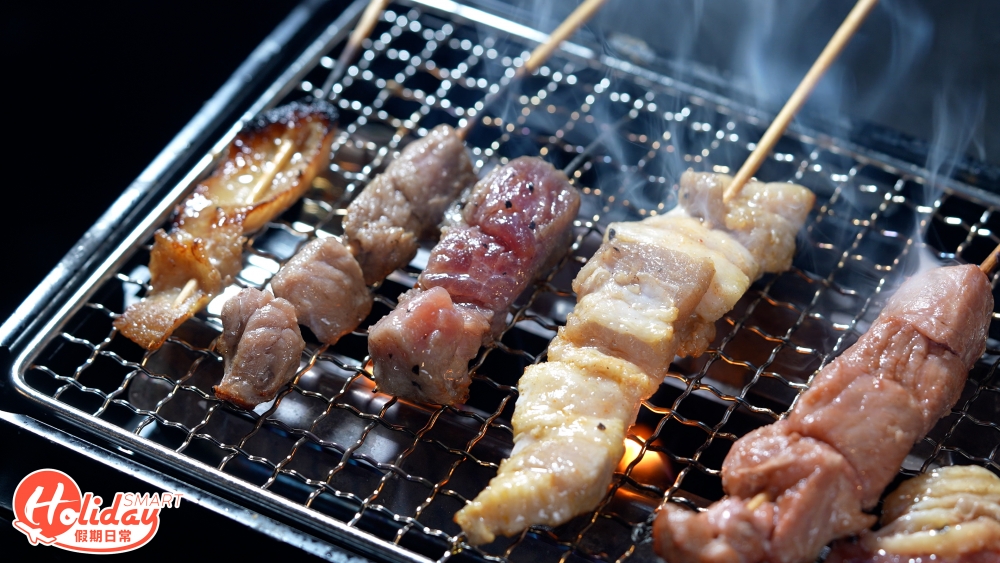 必食推介有香蜜叉燒串，用上肉厚的豬梅肉，以多種香料及玫瑰露酒醃製而成，燒到兩面焦香，惹味十足！